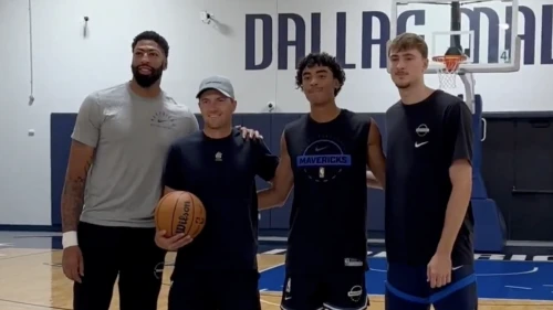 Jordan Spieth with the Dallas Mavericks at practice facility